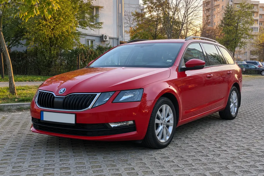 Червена Skoda Octavia